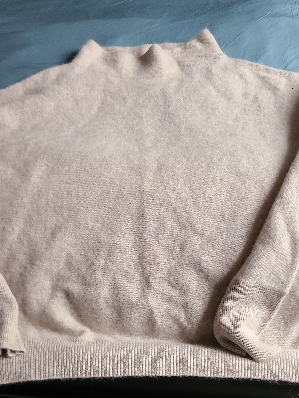 Tahari Cashmere Light Cream Crewneck Sweater